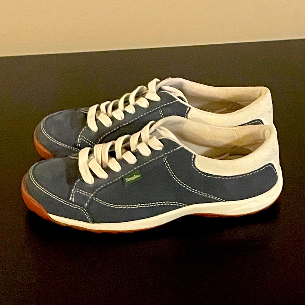 It’s Simple! 7m woman navy blue shoe.